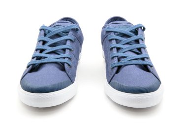 Bir çift yeni spor ayakkabı.