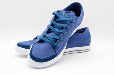 Bir çift yeni spor ayakkabı.