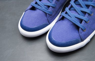 Bir çift yeni spor ayakkabı.