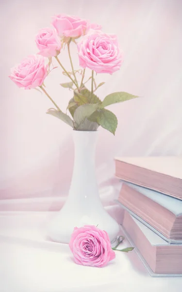 Rosas Livros Antigos Imagem Tonificada — Fotografia de Stock