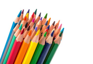 Beyaz arkaplanda renkli kalemler