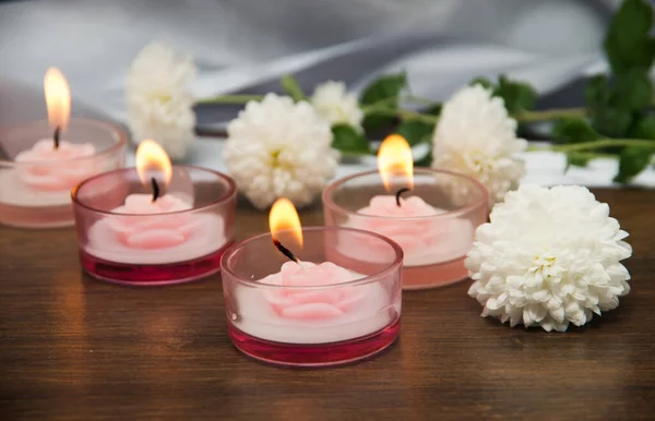 Velas Flores Sobre Mesa Madera — Foto de Stock