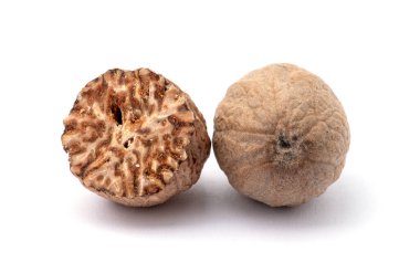 Hindistan cevizi beyaz arkaplanda izole edildi