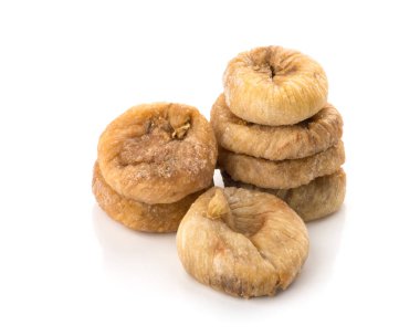 Kurumuş incir meyveleri beyaz arka planda izole