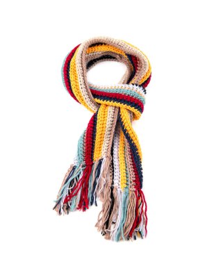 Beyaz bir arkaplanda örülmüş eşarp.