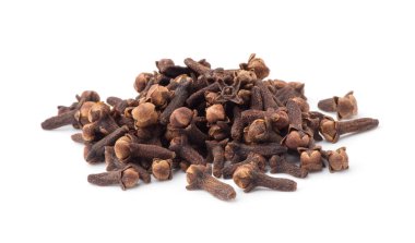 Beyaz arkaplanda baharat karanfilleri