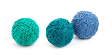 Beyaz arkaplanda iplik yumağı