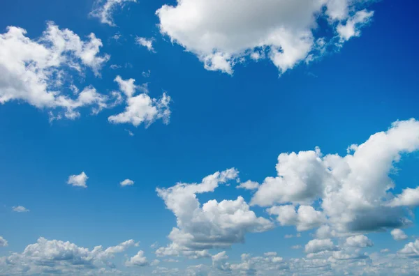 白い雲と青い空の背景 — ストック写真