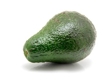 avokado beyaz arkaplanda izole edildi