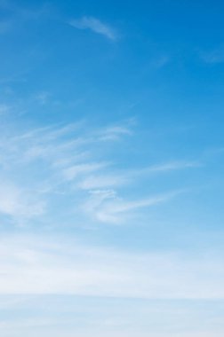 Beyaz bulutlu mavi gökyüzü arkaplanı