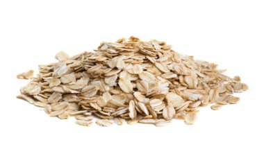 Beyaz arkaplanda yulaf ezmesi yığını