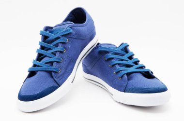 Bir çift yeni spor ayakkabı.