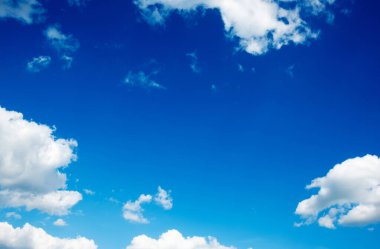 Beyaz bulutlu mavi gökyüzü arkaplanı