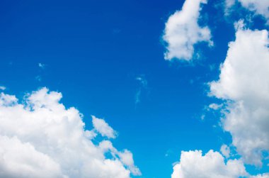Beyaz bulutlu mavi gökyüzü arkaplanı