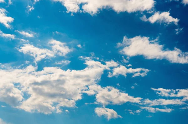 白い雲と青い空の背景 — ストック写真