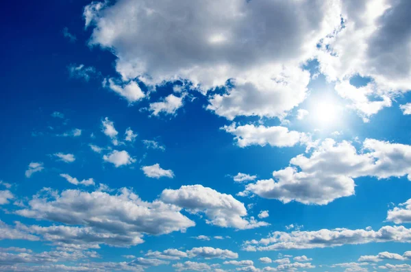 Modrá Obloha Mraky Sluncem — Stock fotografie