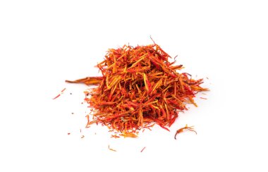 Kurutulmuş safran baharatı beyaz arkaplanda izole edilmiş..