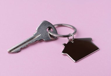 Pembe arka planda ev anahtarları