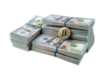 Beyaz arka plan kripto para madenciliği kavramına izole edilmiş dolar banknotlarından oluşan altın bitcoin..