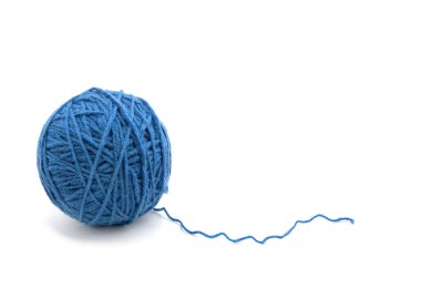 Beyaz arkaplanda iplik yumağı