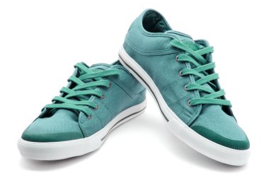 Bir çift yeni spor ayakkabı.