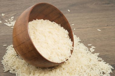 Tahta bir kasede pişmemiş pirinç.