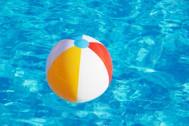 Yüzme havuzunda yüzen renkli şişme top