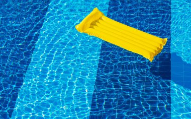 Havuzdaki Suyun Üzerinde Hava Sarı Yatak