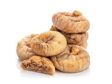 Kurumuş incir meyveleri beyaz arka planda izole