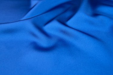 Arkaplan olarak mavi saten veya ipek kumaş