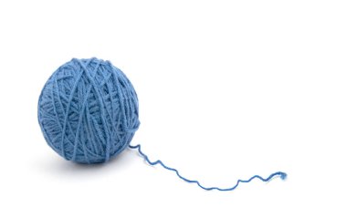 Beyaz arkaplanda iplik yumağı