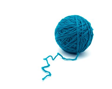 Beyaz arkaplanda iplik yumağı