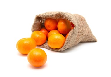 Beyaz arka planda olgun sulu mandalina.