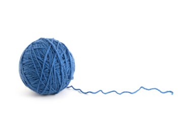 Beyaz arkaplanda iplik yumağı