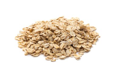 Beyaz arkaplanda yulaf ezmesi yığını