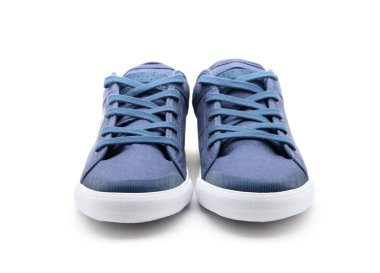 Bir çift yeni spor ayakkabı.