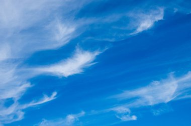 Mavi gökyüzünde beyaz bulutlar.