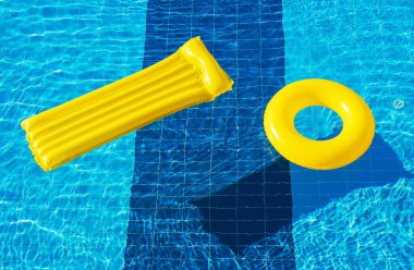 Yüzük ve havuzun mavi suyunda bir yatak.