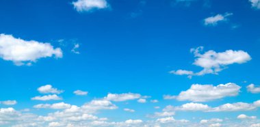 Mavi gökyüzünde beyaz bulutlar.