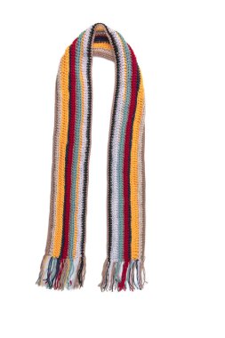 Beyaz bir arkaplanda örülmüş eşarp.