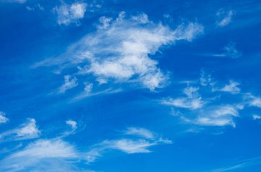 Mavi gökyüzünde beyaz bulutlar.