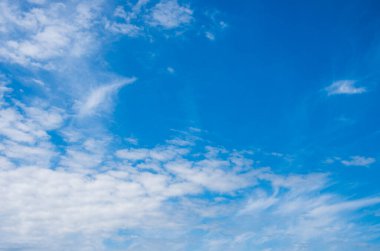 Mavi gökyüzünde beyaz bulutlar.