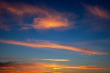 Pembe bulutlu gün batımı gökyüzü