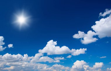 Mavi gökyüzünde beyaz bulutlar.