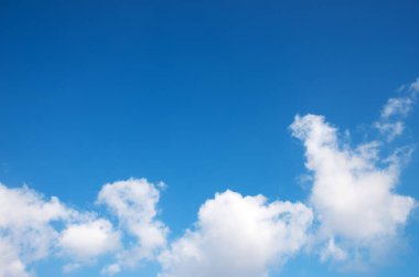 Mavi gökyüzünde beyaz bulutlar.
