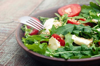 Arugula, domates, peynirli mozzarella köftesi ve susamlı yeşil salata.