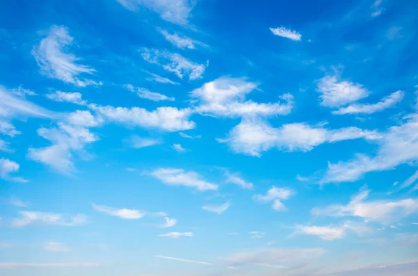 Blå Himmel Bakgrund Med Vita Moln — Stockfoto