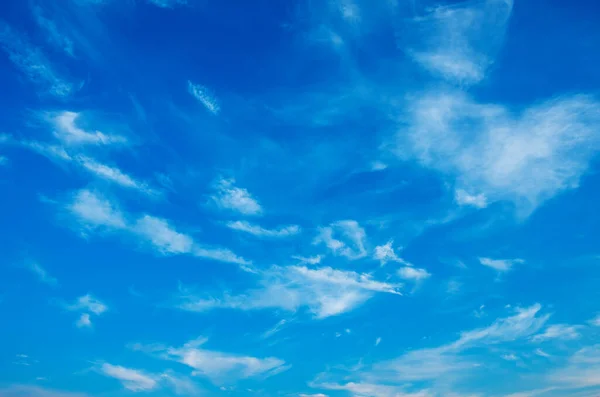 Blå Himmel Bakgrund Med Vita Moln — Stockfoto