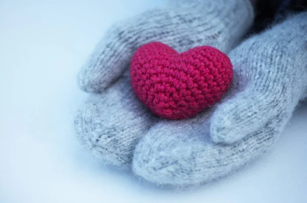 Ręce Kobiet Rękawiczkach Sercem Zbliżenie — Zdjęcie stockowe