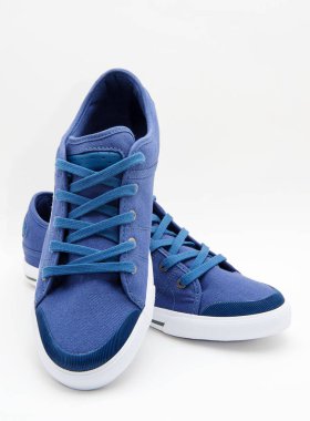 Bir çift yeni spor ayakkabı.